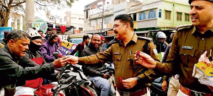 Seraikela Kharsawan News : हेलमेट पहनकर ही चलायें बाइक