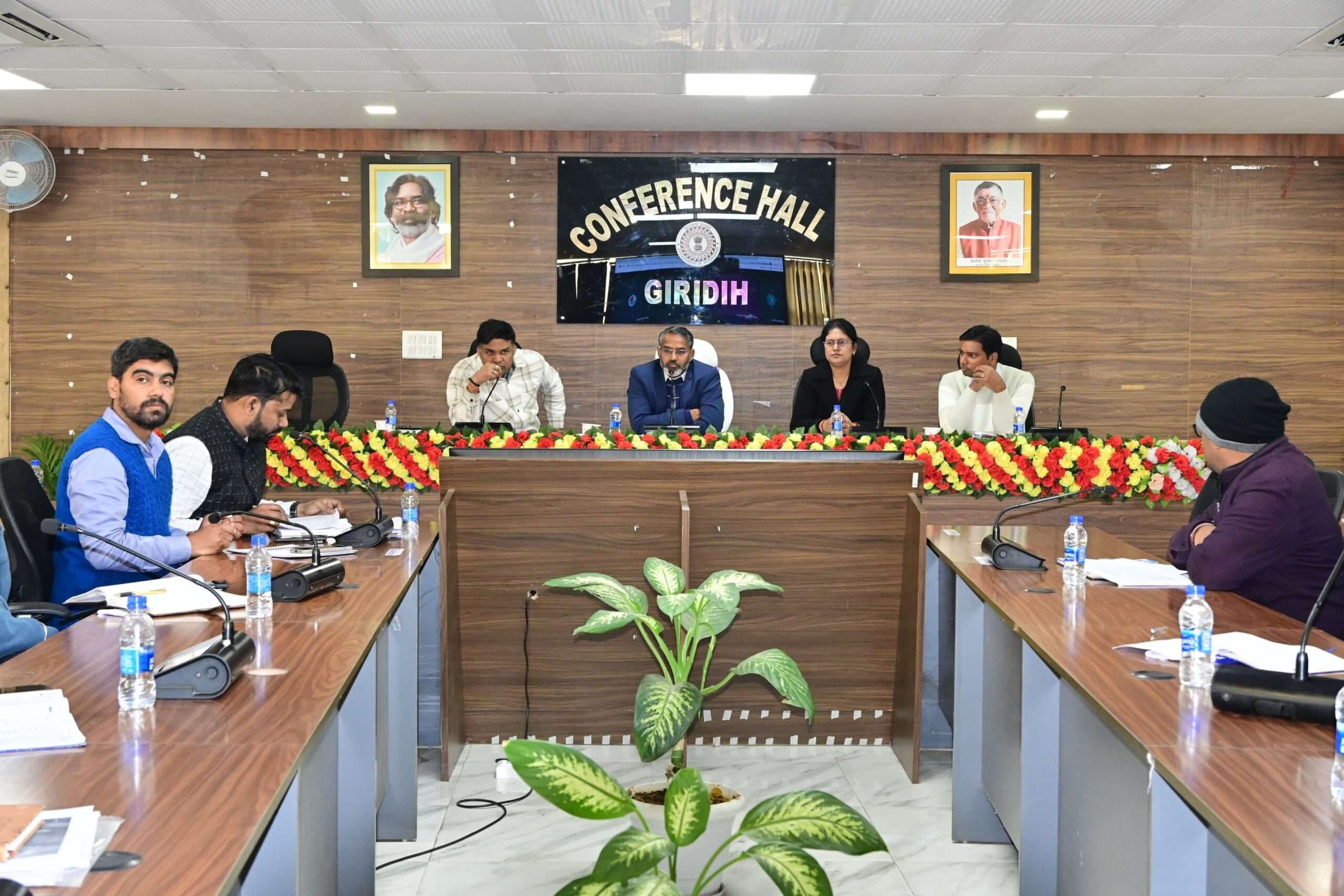 Giridih News :समय और गुणवत्ता के साथ पूरी करें योजना : डीसी