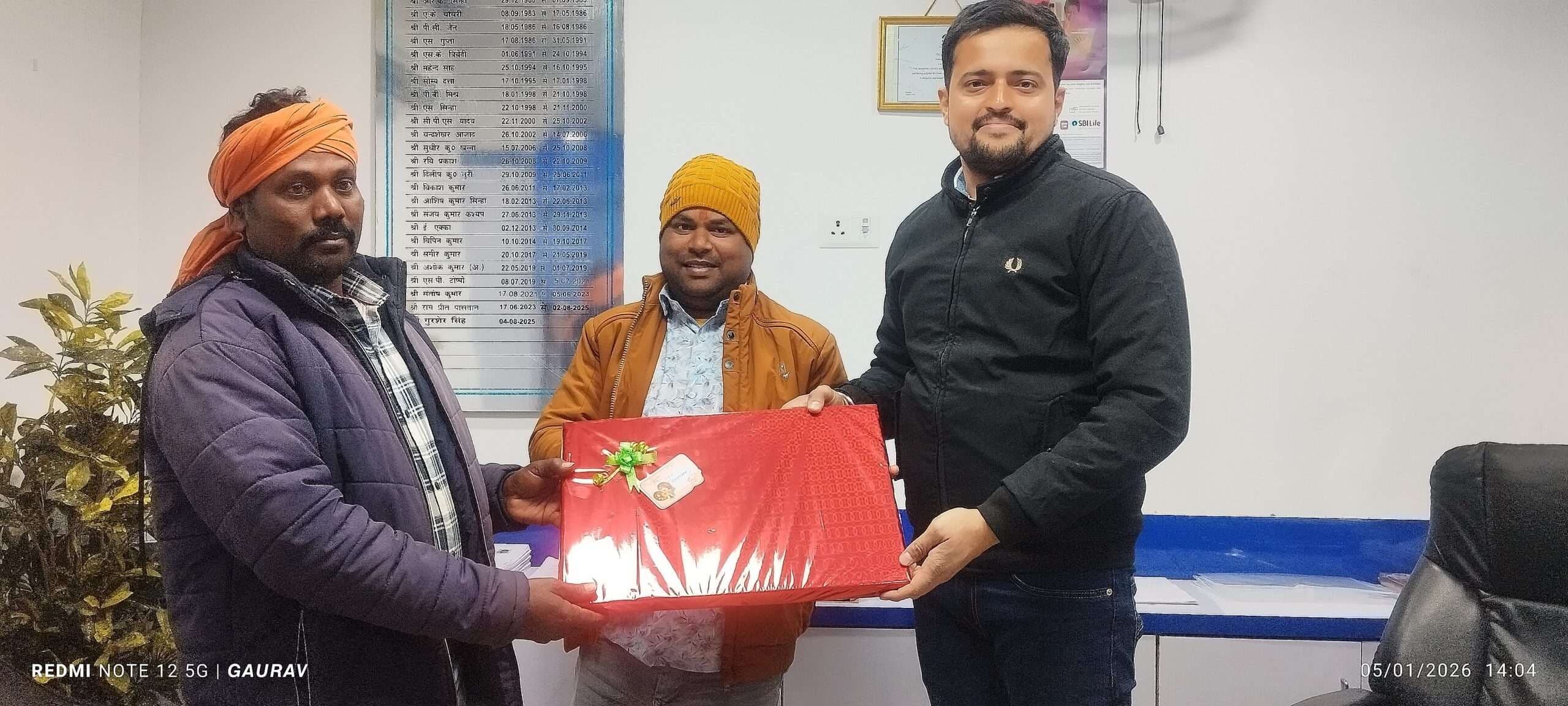 Giridih News :बैंक कैशियर ने भूलवश किया एक लाख अधिक का भुगतान, युवक ने लौटाया