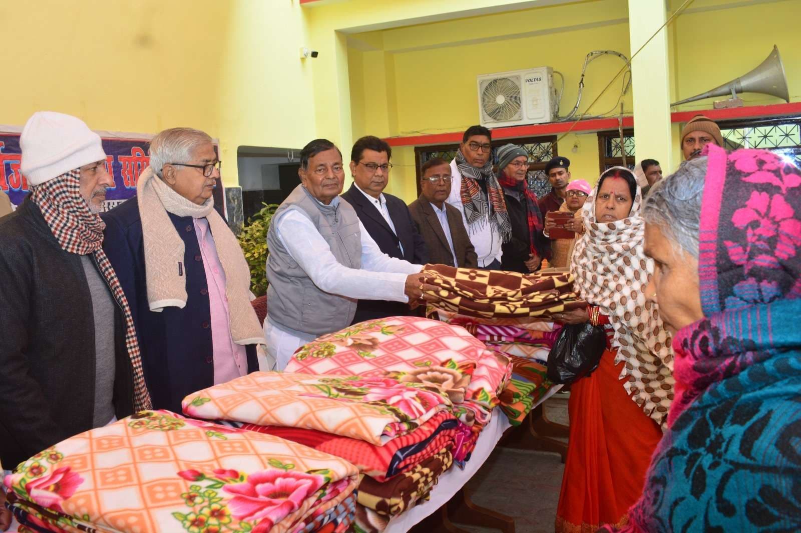 भीषण शीतलहर में मेला समिति ने 800 गरीबों के बीच बांटा कंबल