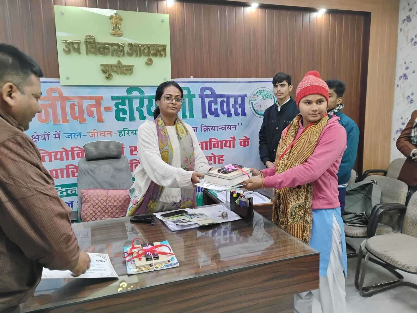 क्विज विजेता छात्र सम्मानित, डीसी ने किया जल संरक्षण का आह्वान