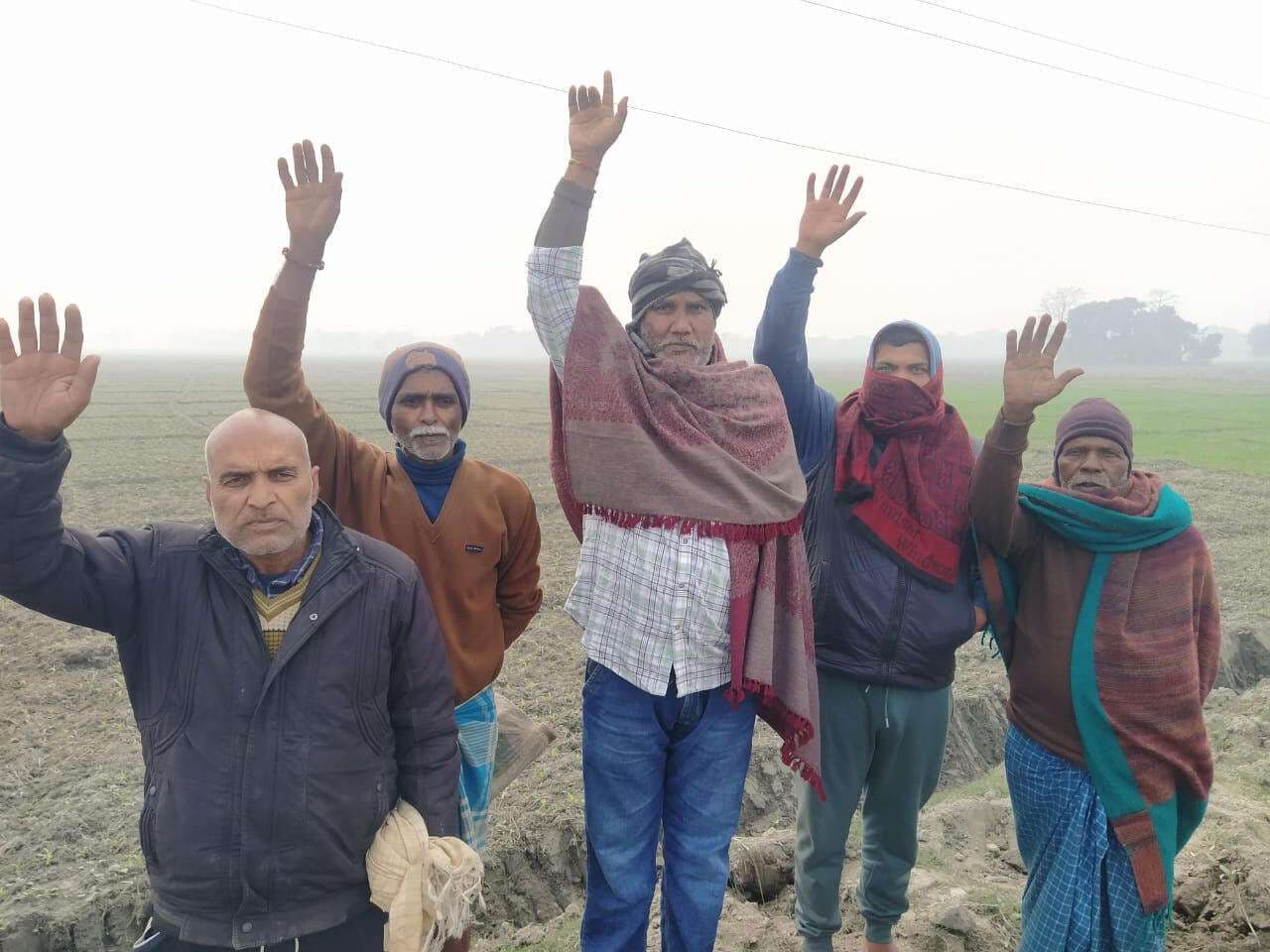 सड़क चौड़ीकरण के दौरान खेतों की मिट्टी काटने से नाराज किसानों ने किया प्रदर्शन