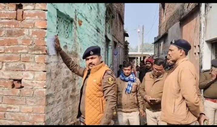 रामपुर गांव में हत्यारोपी पिता पुत्र के घर पुलिस ने चिपकाये इश्तेहार