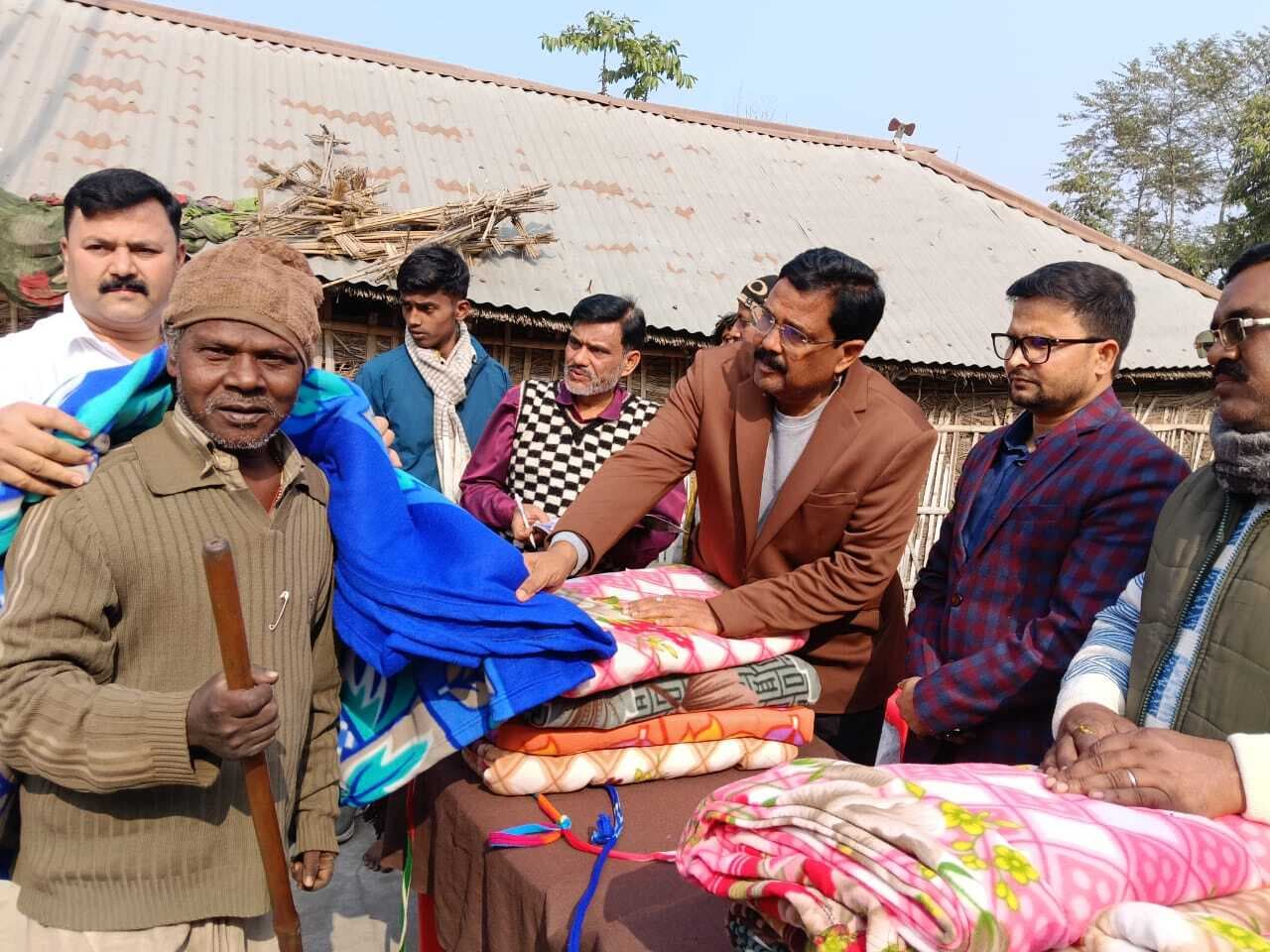 नप ने दलित–महादलित बस्तियों में कंबल वितरण अभियान किया शुरू