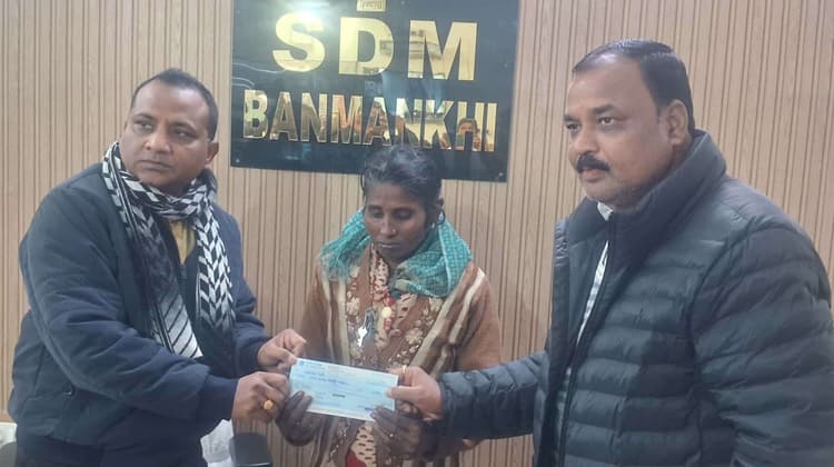 हादसे में मौत पर आपदा राहत कोष से चार परिवारों को मिला चार-चार लाख का चेक