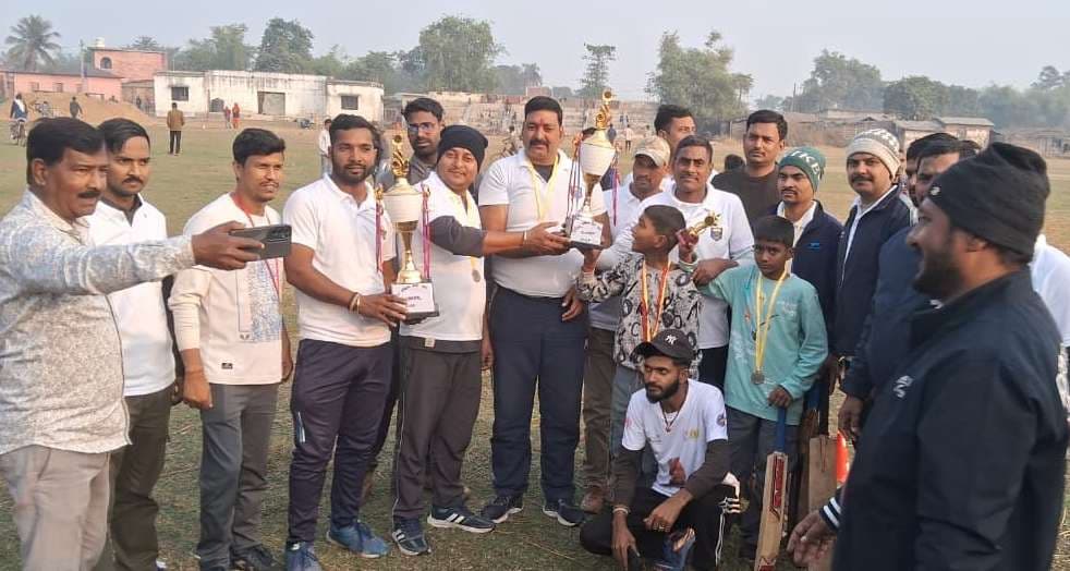 पब्लिक टीम ने सरसी पुलिस टीम को नौ विकेट से हराया