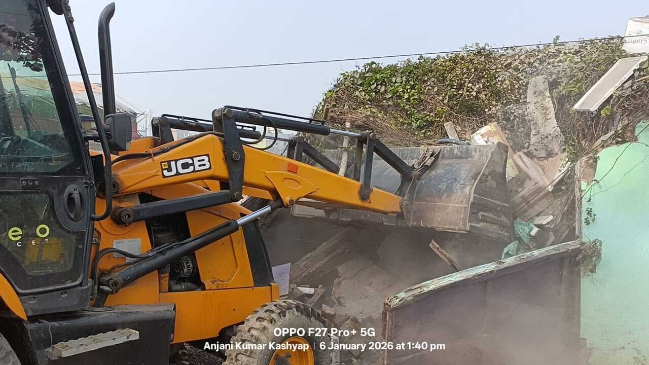 Bhagalpur news अतिक्रमण पर चला प्रशासन का बुलडोजर