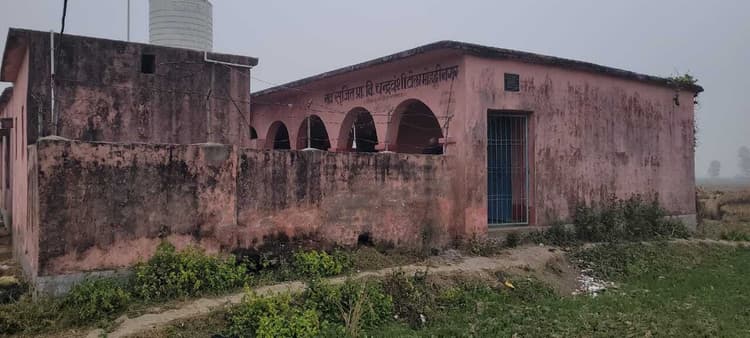 स्कूल जाने आने के लिए सड़क नहीं, पगडंडी बना सहारा, खतरे की आंशका