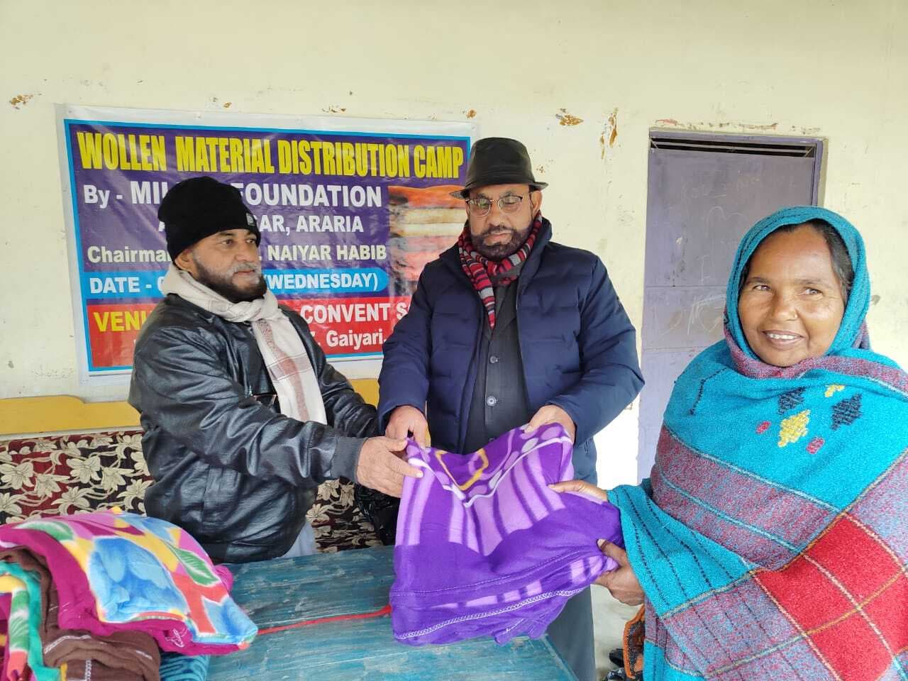 जरूरतमंदों के बीच बांटा कंबल