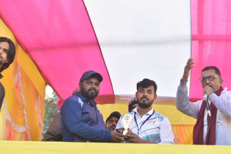 रोहित मेमोरियल क्रिकेट टूर्नामेंट में बाढ़ की टीम बनी विजेता