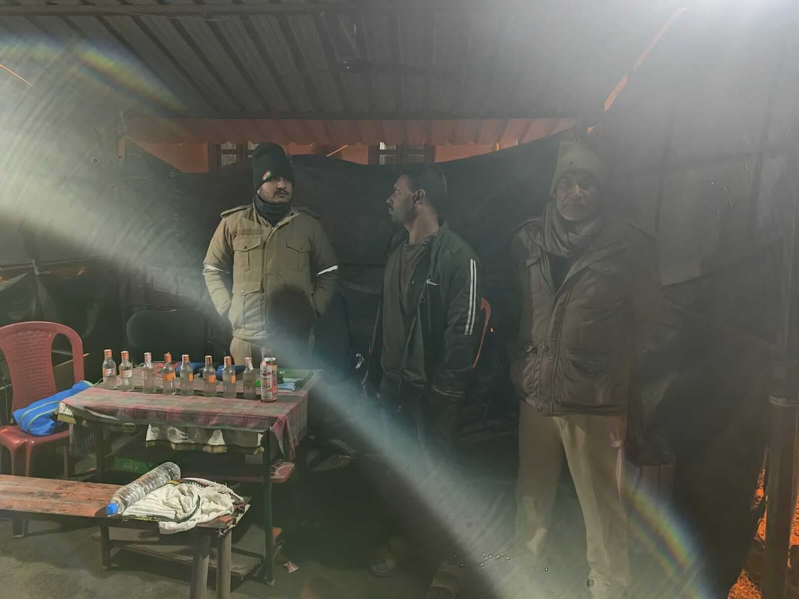 रांची से पटना जा रही यात्री बस से शराब के साथ एक गिरफ्तार