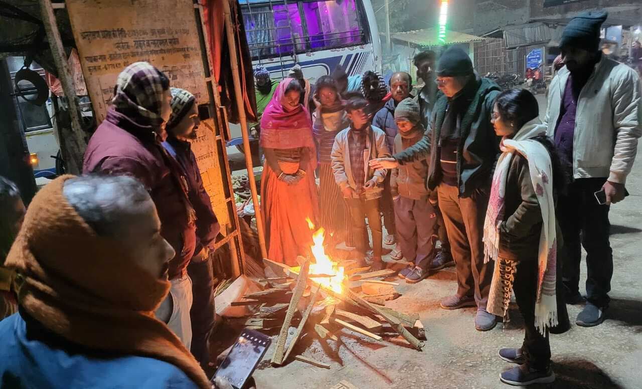 कड़ाके की ठंड में प्रशासन अलर्ट: सदर एसडीओ ने पिपरा प्रखंड में रात्रि भ्रमण कर अलाव व राहत व्यवस्था का लिया जायजा