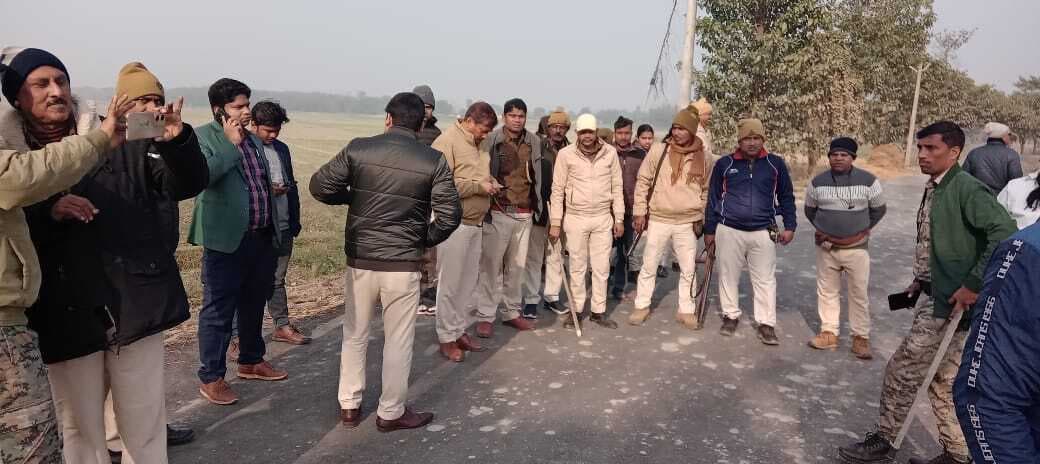 भूमि विवाद में दो पक्षों में झड़प, जेसीबी व ट्रैक्टर फूंका, एसडीओ व एसडीपीओ ने की घटनास्थल की जांच