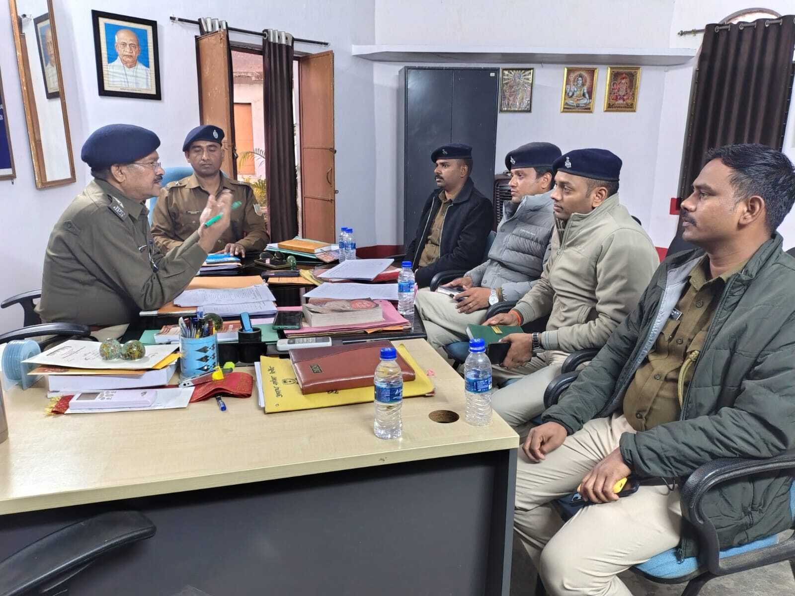 दिन व रात में गश्त कर विशेष निगरानी पर जोर