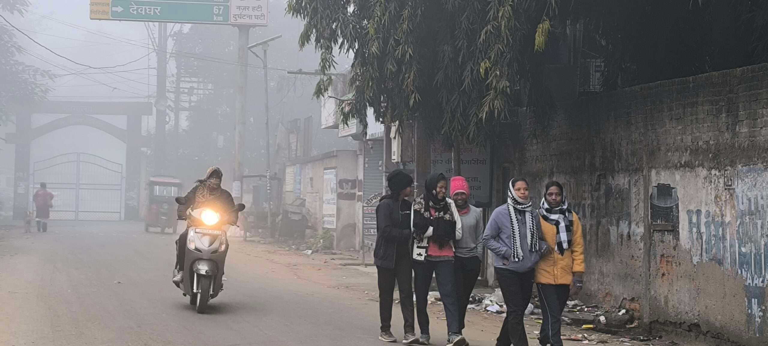 Giridih News :गिरिडीह में ठंड और घने कोहरे का कहर, पारा सात पर