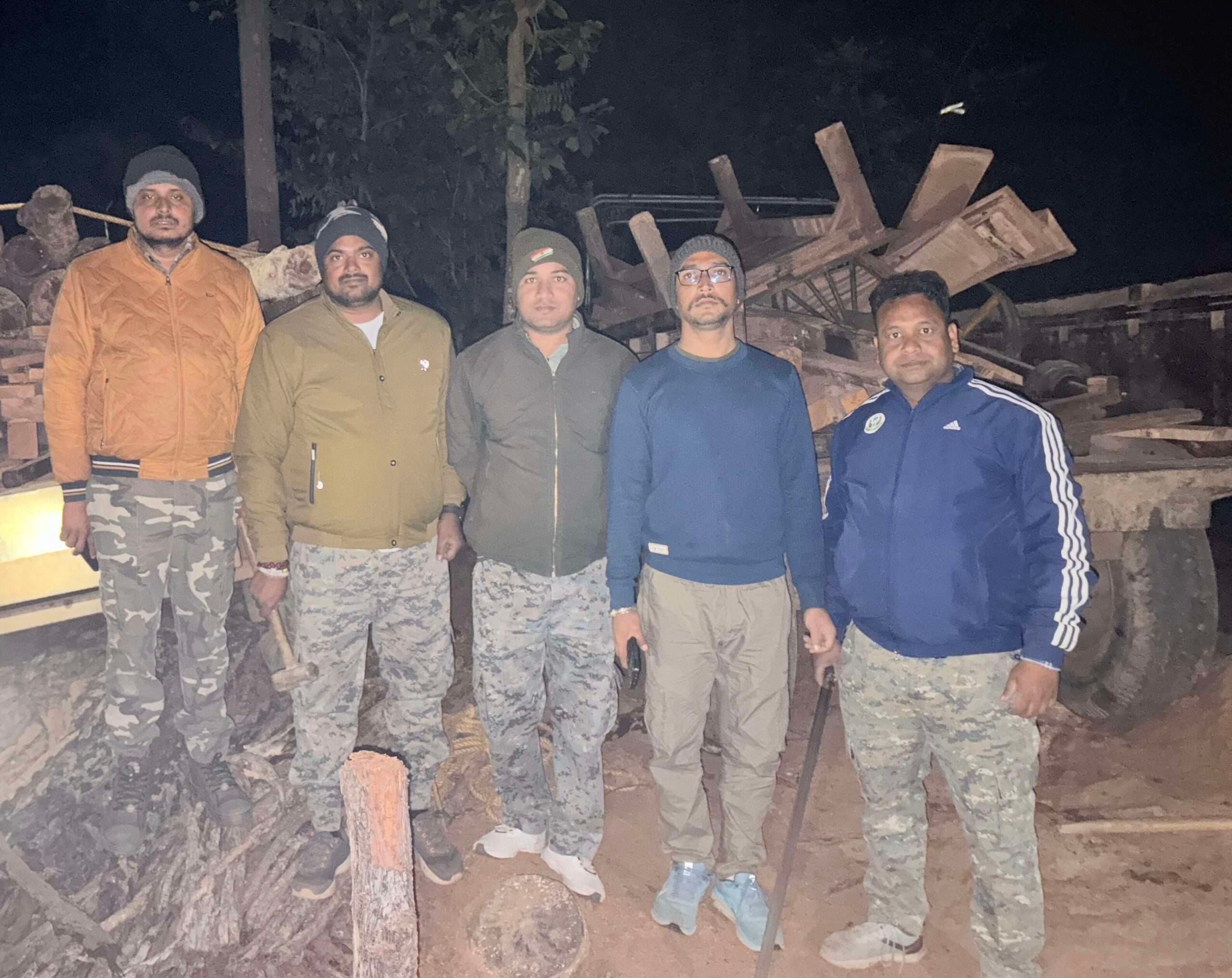 Giridih News :मकबली वन क्षेत्र में छापेमारी, एक ट्रैक्टर लकड़ी जब्त