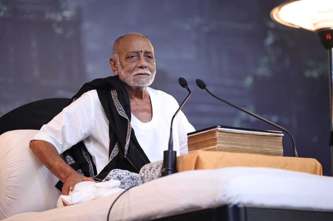 हाथ से छोड़ना त्याग, हृदय से छोड़ना वैराग्य है : मोरारी बापू