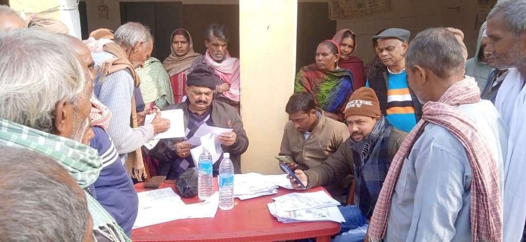 फार्मर रजिस्ट्री के लिए पंचायत भवन में लगा शिविर