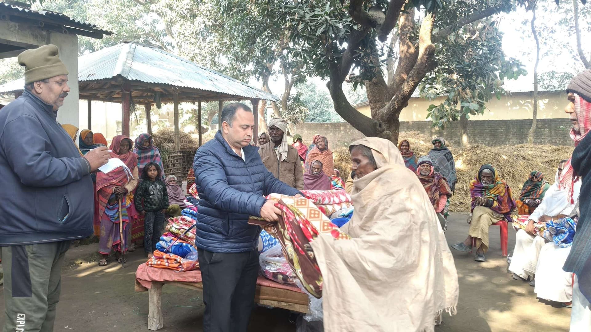 गम्हरिया में गरीबों के बीच भाजपा नेता ने बांटा कंबल