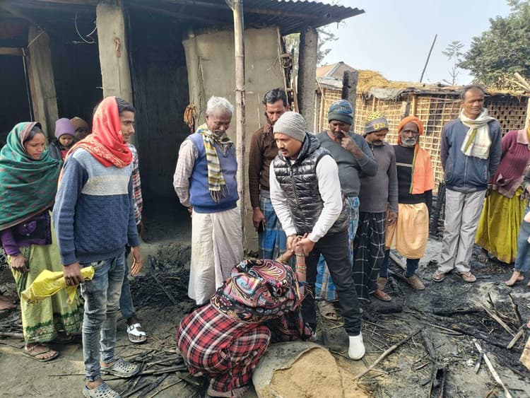 शाॅर्ट सर्किट से लगी आग में तीन घर जले, लाखों की क्षति