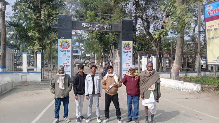 किसानों को उचित मूल्य पर खाद उपलब्ध कराने की मांग