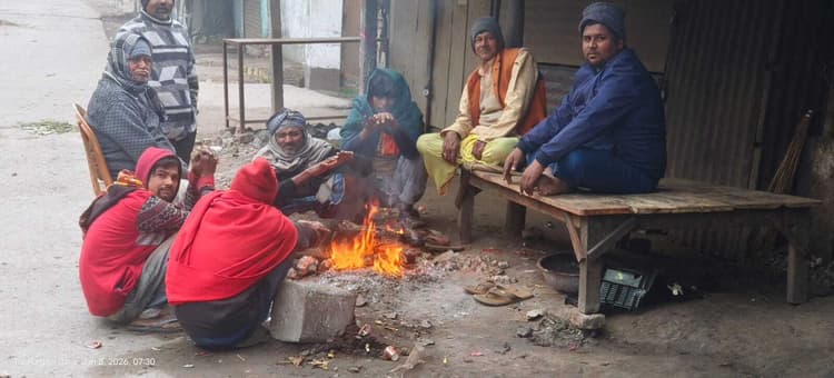 शीतलहर का प्रकोप जारी, अलाव बना सहारा
