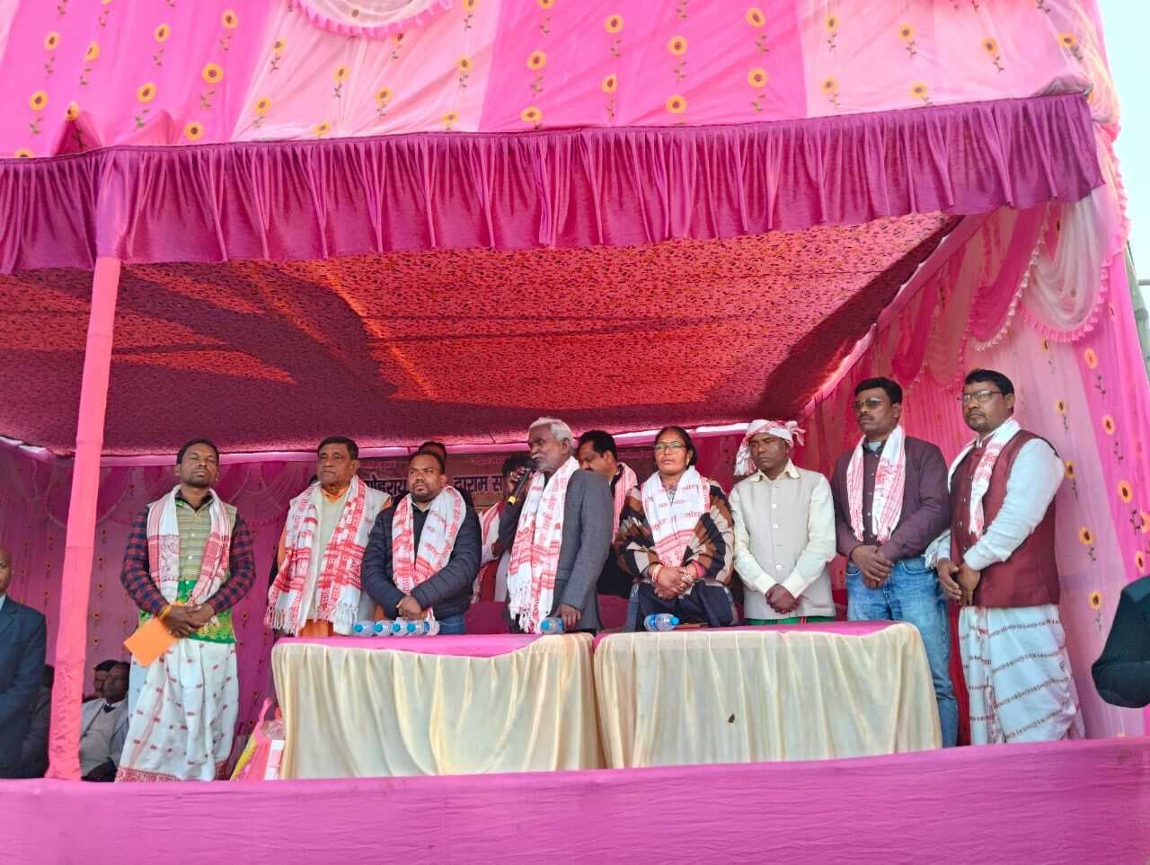 हेमंत सरकार आदिवासियों को ठग रही है : चंपाई सोरेन