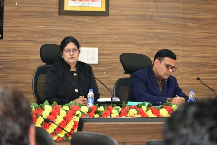 Giridih News :डीडीसी ने की योजनाओं की समीक्षा