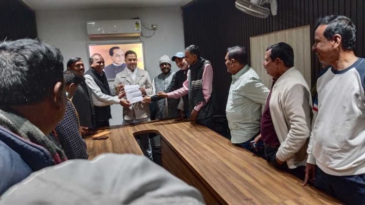 Bokaro News : बैंक स्थानांतरण रोकने को ले विधायक से मिला प्रतिनिधिमंडल