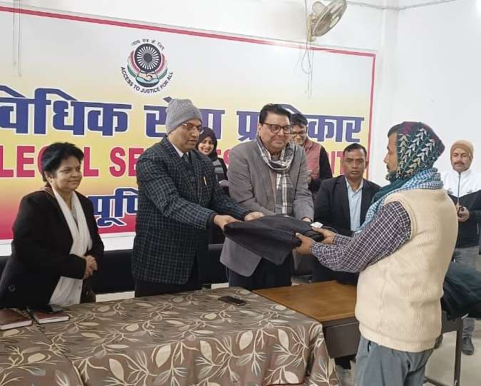 जिला जज ने जरूरतमंद लोगों के बीच बांटे कंबल