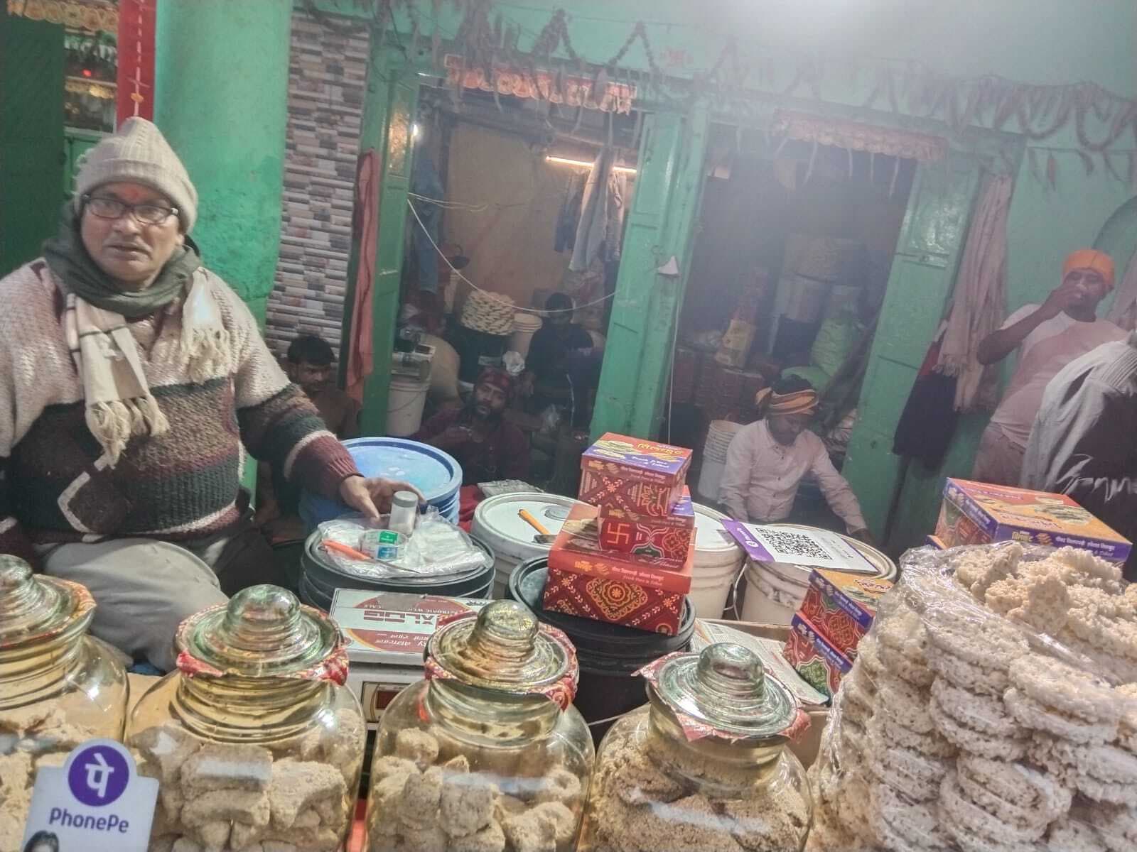 तिलकुट की सोंधी खुशबू से महक रहा शहर के साथ पड़ोसी जिला