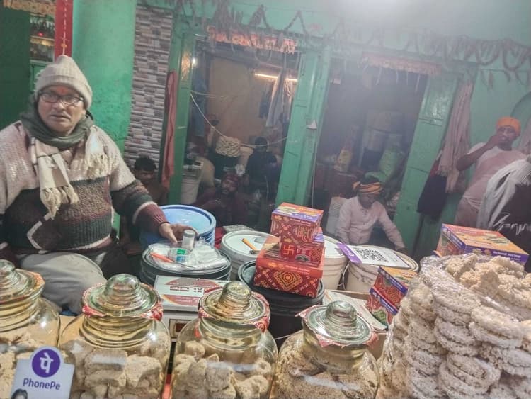 तिलकुट की सोंधी खुशबू से महक रहा शहर के साथ पड़ोसी जिला