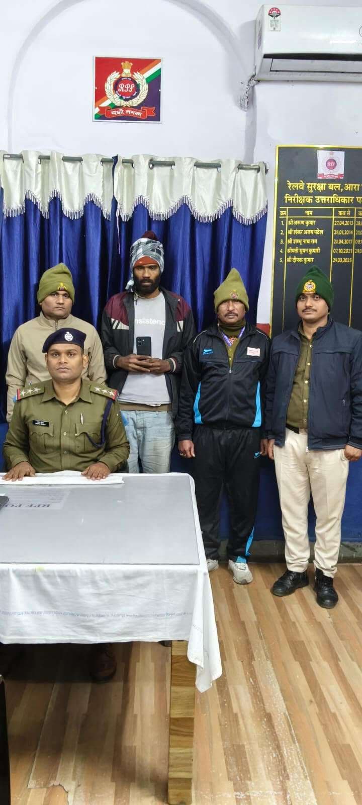 आरा जंक्शन से मोबाइल चोर गिरफ्तार