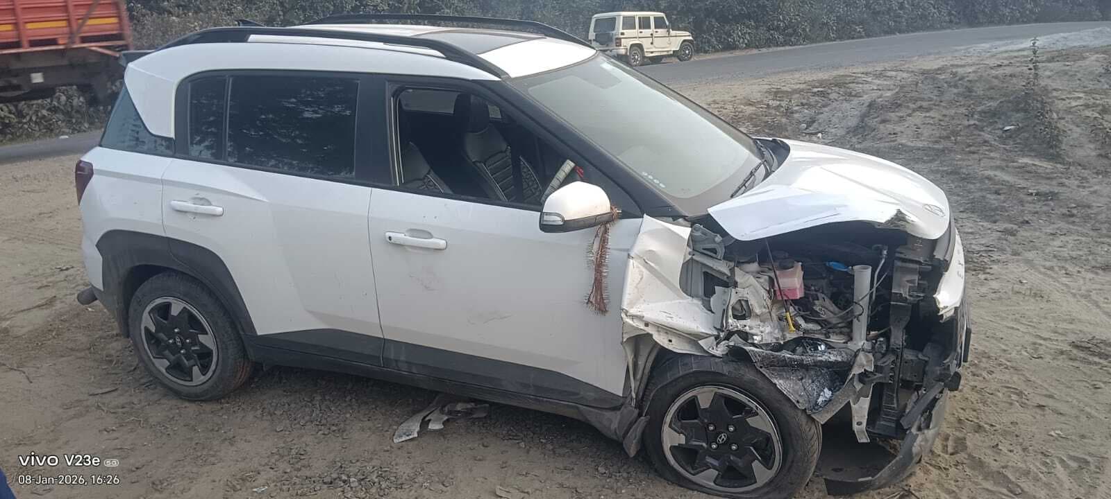 ट्रक की टक्कर से कार के उड़े परखच्चे