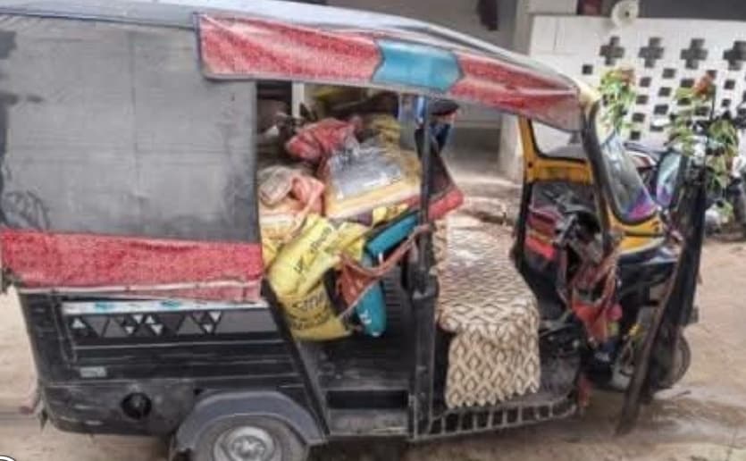 छापेमारी में बालू लदा ट्रैक्टर व ऑटो जब्त, चालक गिरफ्तार