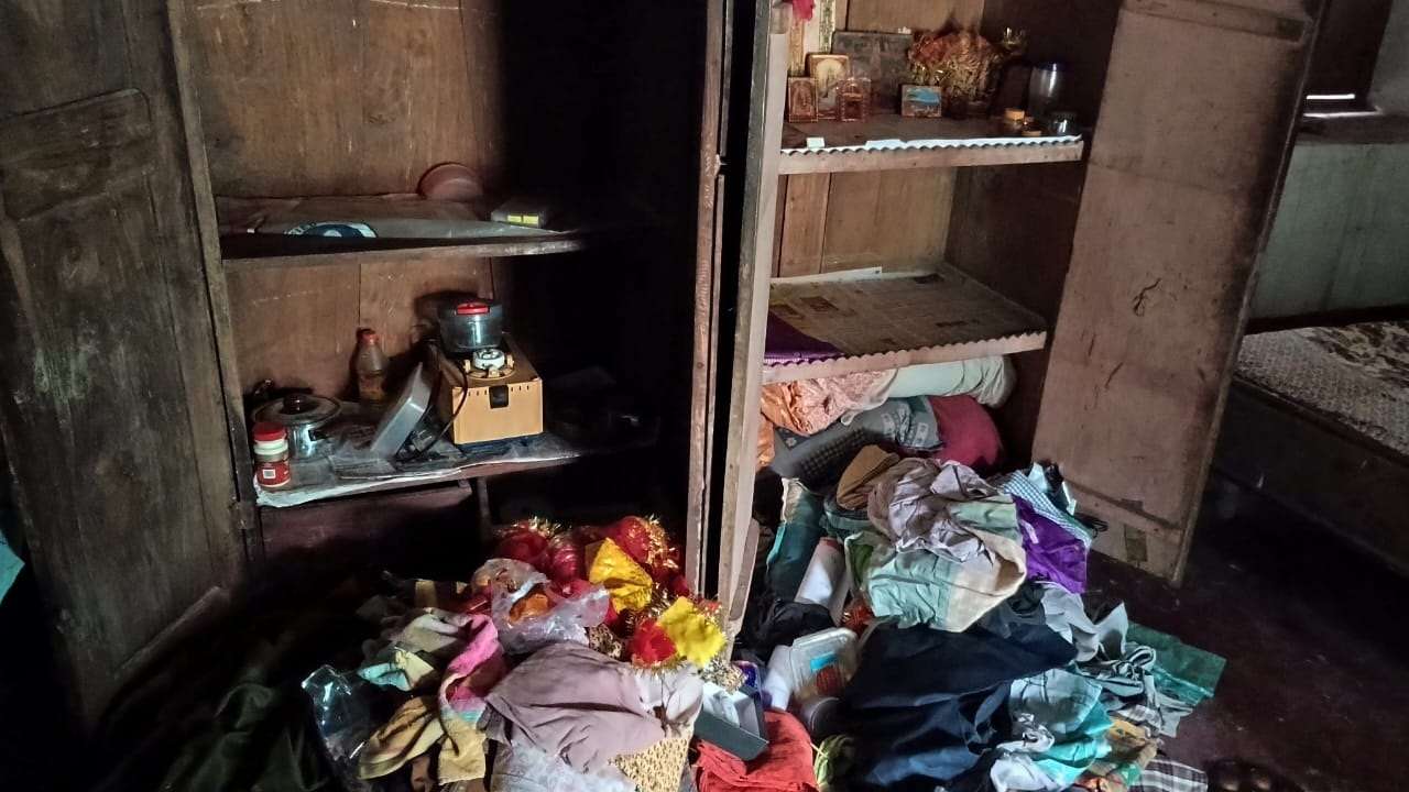 बंद घर का ताला काटकर हजारों की चोरी