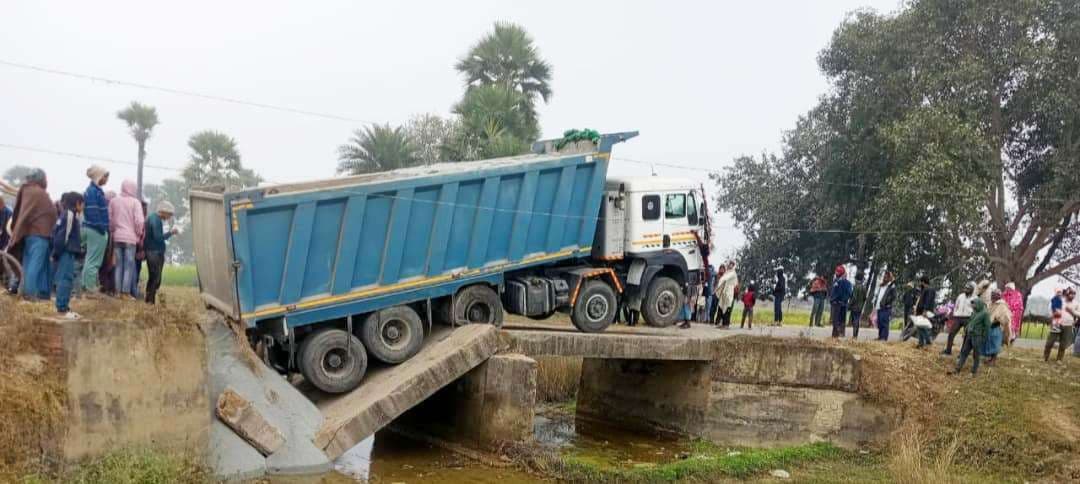 Aurangabad News : बौर-बहादुरपुर गांव के समीप पुलिया ध्वस्त, आवागमन ठप