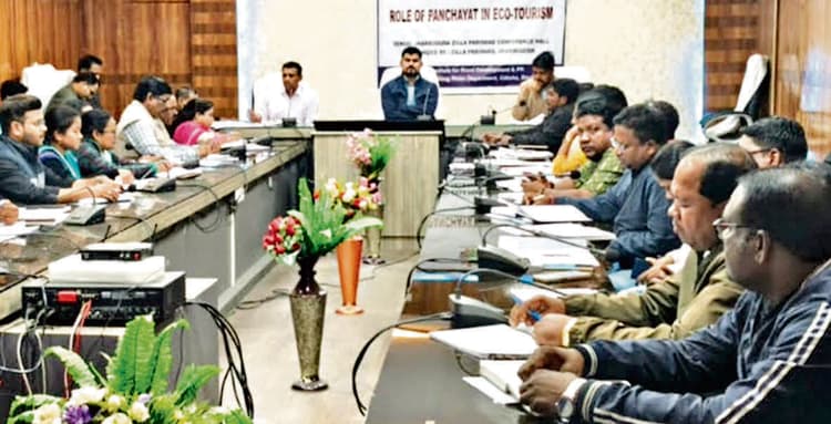 Jharsuguda News: प्रत्येक ब्लॉक में एक आदर्श पंचायत चिह्नित कर करें सर्वांगीण विकास : जिलाधीश