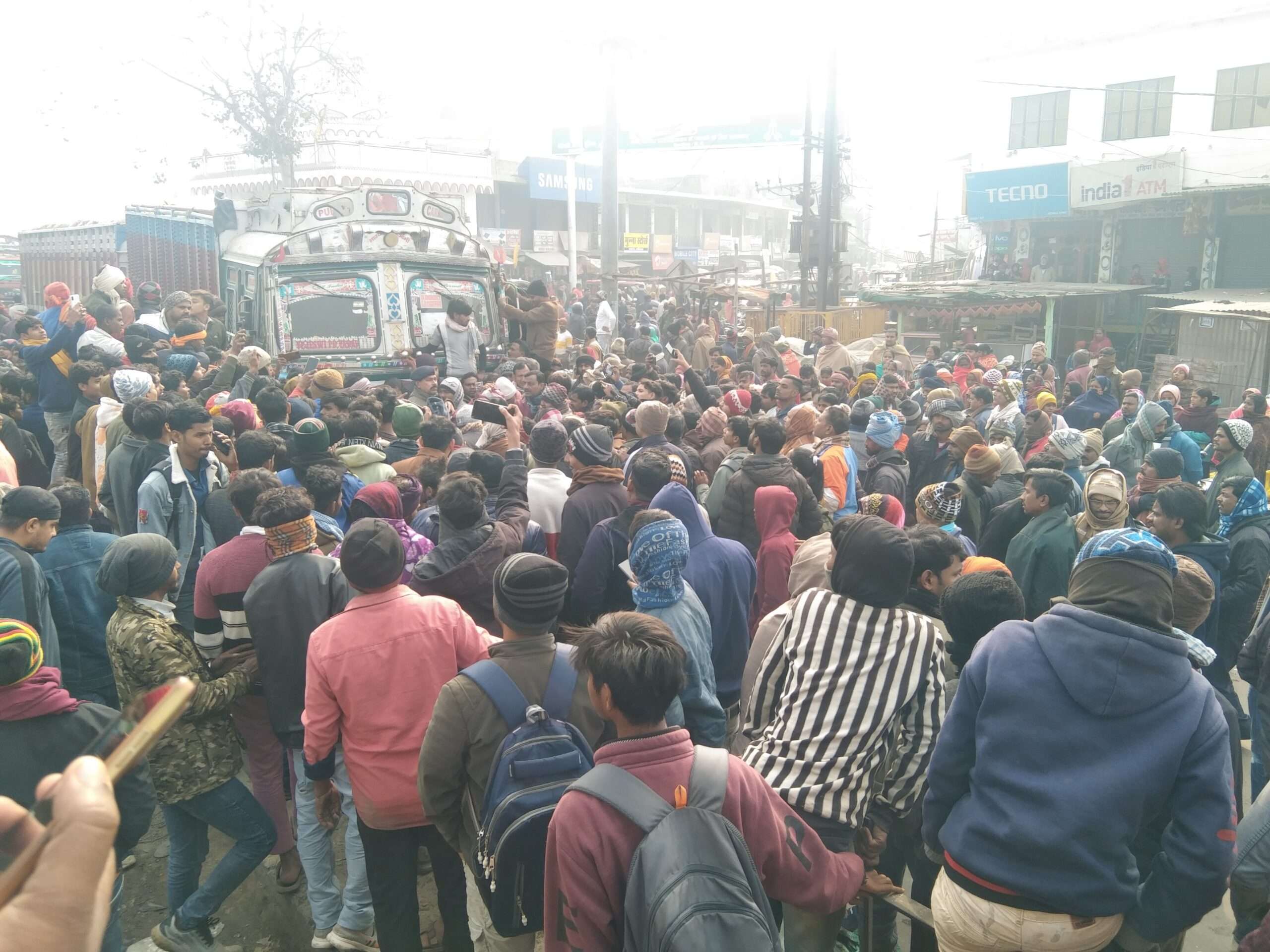 Samastipur News: बिहार: दलसिंहसराय में भीषण सड़क हादसा, ट्रक की चपेट में आने से खाद व्यवसायी की मौत<bha>;</bha> आक्रोशित भीड़ ने पुलिस को खदेड़ा