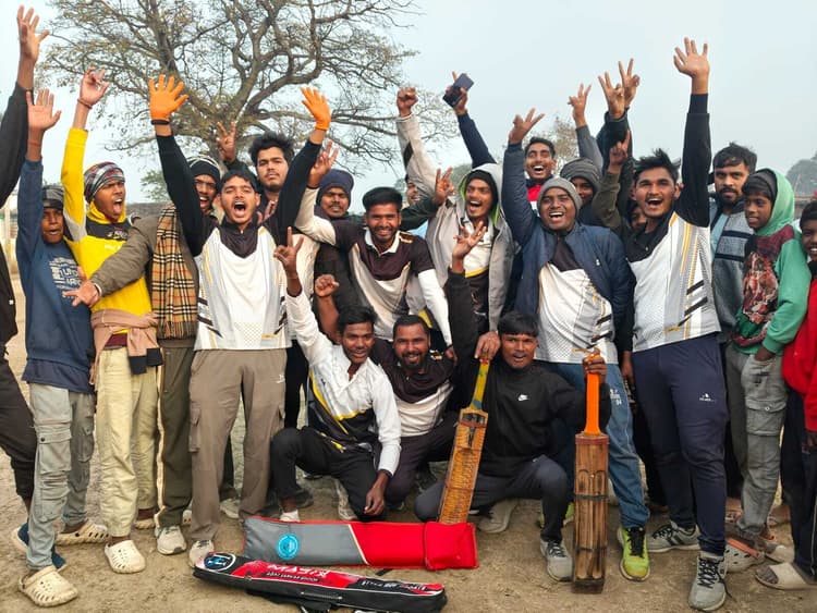 क्रिकेट के सेमीफाइनल मैच में खावा ने बंशीपुर को हराया