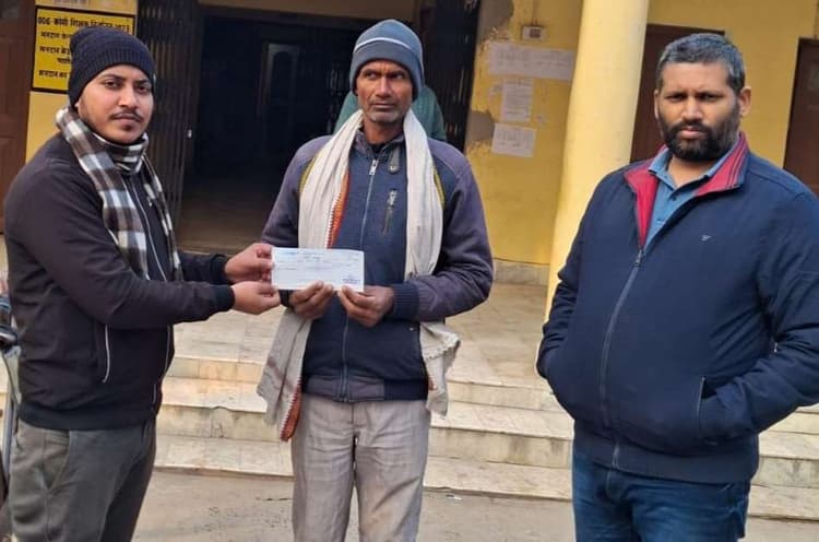 अग्निपीड़ित को अंचल ने दिया चेक
