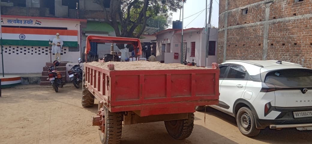 अवैध खनन के खिलाफ पुलिस की कार्रवाई, बालू लदा ट्रैक्टर जब्त