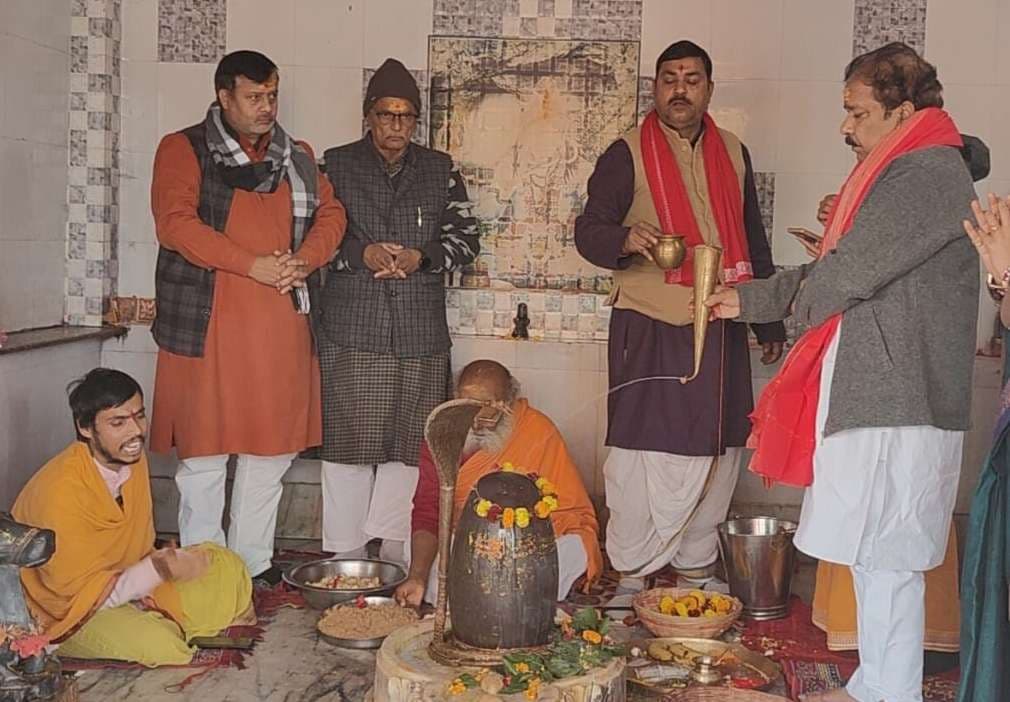 डॉ दिलीप जायसवाल ने शिव मंदिर में किया रुद्राभिषेक