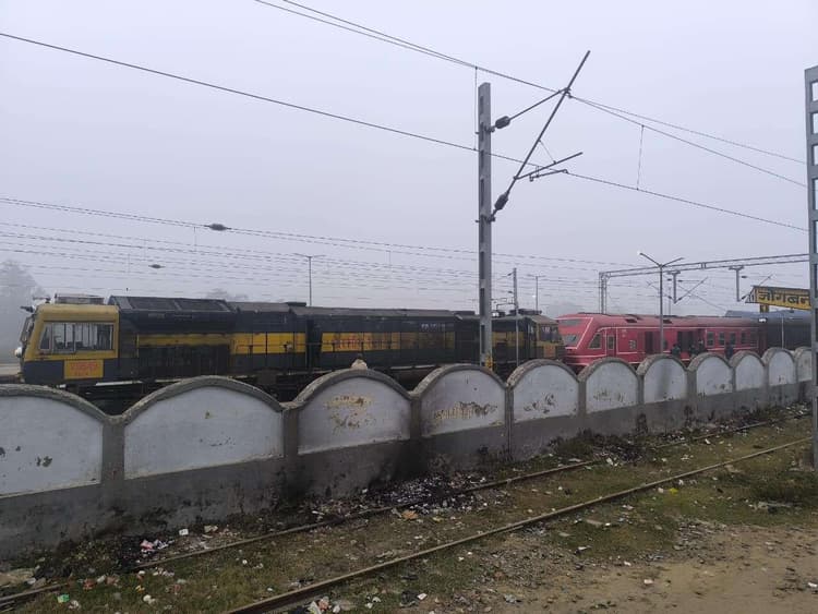 डीएमयू पैसेंजर के लेट होने से यात्री परेशान