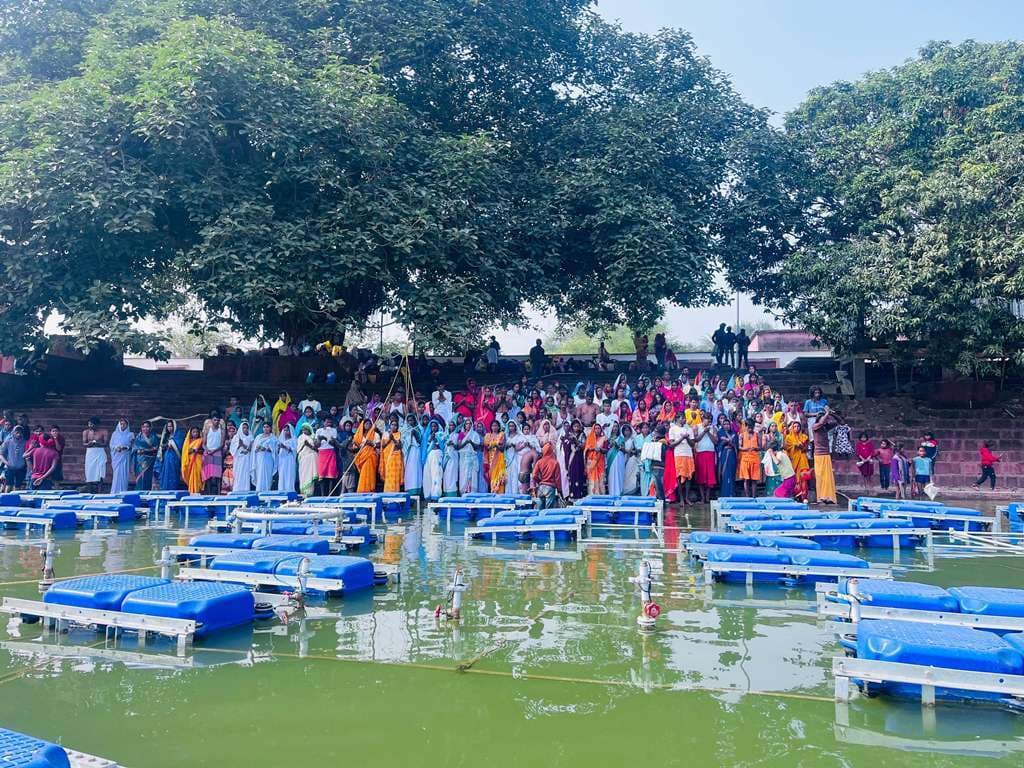 कड़ाके की ठंड में सफा अनुयायियों का पापहारिणी सरोवर में आस्था-स्नान