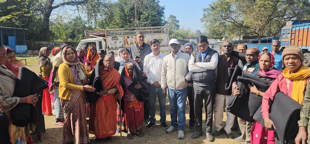 Bokaro News : सीसीएल प्रबंधन की ओर से बांटे गये कंबल