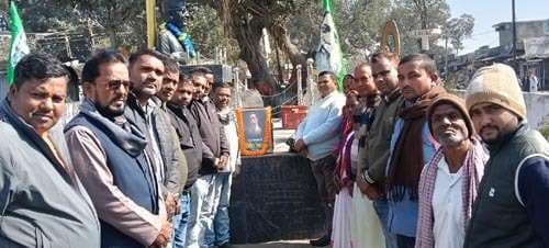 शिबू सोरेन की जयंती पर कंबल व फल का वितरण