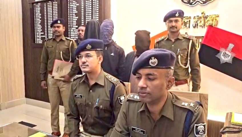 ग्रिल–गेट वेल्डिंग की आड़ में चल रही थी देसी बंदूक फैक्ट्री, तीन गिरफ्तार