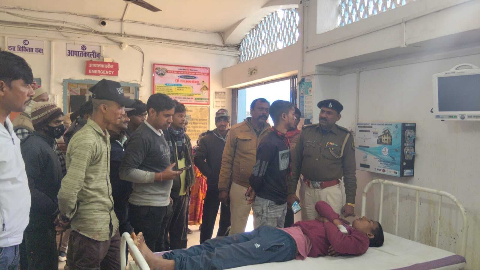 सड़क किनारे पेड़ से टकरायी पिकअप, चालक समेत तीन जख्मी, भागलपुर रेफर