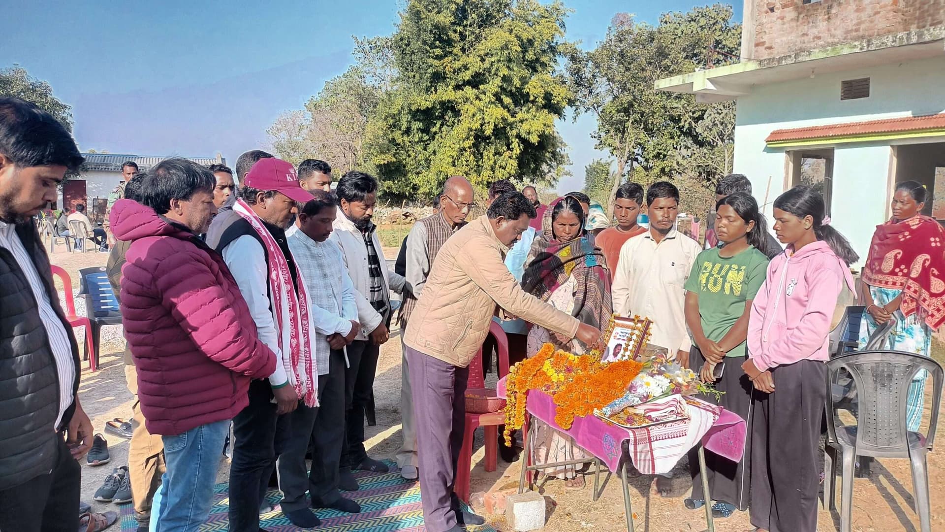 सोमा मुंडा के परिजनों से मिले झामुमो नेता